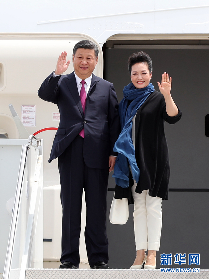 4月6日，國(guó)家主席習(xí)近平乘專機(jī)抵達(dá)美國(guó)佛羅里達(dá)州，將在海湖莊園同美國(guó)總統(tǒng)特朗普舉行中美元首會(huì)晤。這是習(xí)近平和夫人彭麗媛步出機(jī)艙。新華社記者 劉衛(wèi)兵 攝 