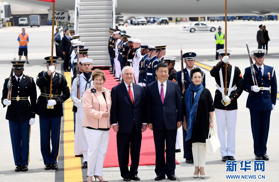 4月6日，國(guó)家主席習(xí)近平乘專機(jī)抵達(dá)美國(guó)佛羅里達(dá)州，將在海湖莊園同美國(guó)總統(tǒng)特朗普舉行中美元首會(huì)晤。習(xí)近平和夫人彭麗媛受到美國(guó)國(guó)務(wù)卿蒂勒森夫婦等熱情迎接。新華社記者 吳曉凌 攝