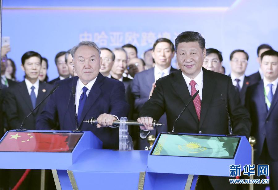6月8日，正在哈薩克斯坦訪問的國家主席習(xí)近平在哈薩克斯坦總統(tǒng)納扎爾巴耶夫陪同下，參觀阿斯塔納專項世博會中國國家館，并共同出席中哈亞歐跨境運輸視頻連線儀式。這是在中國國家館舉行的中哈亞歐跨境運輸視頻連線儀式上，兩國元首共同推動操控桿，視頻顯示中哈連云港物流合作基地和“霍爾果斯－東大門”經(jīng)濟(jì)特區(qū)無水港兩個分會場四列火車鳴笛開行。新華社記者 丁林 攝