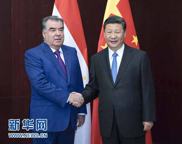 6月9日，國家主席習(xí)近平在阿斯塔納會見塔吉克斯坦總統(tǒng)拉赫蒙。新華社記者 李濤 攝