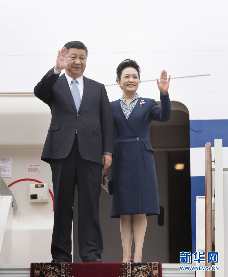 7月3日，國家主席習(xí)近平乘專機抵達莫斯科，開始對俄羅斯聯(lián)邦進行國事訪問。這是習(xí)近平和夫人彭麗媛步出艙門。 新華社記者 李學(xué)仁 攝
