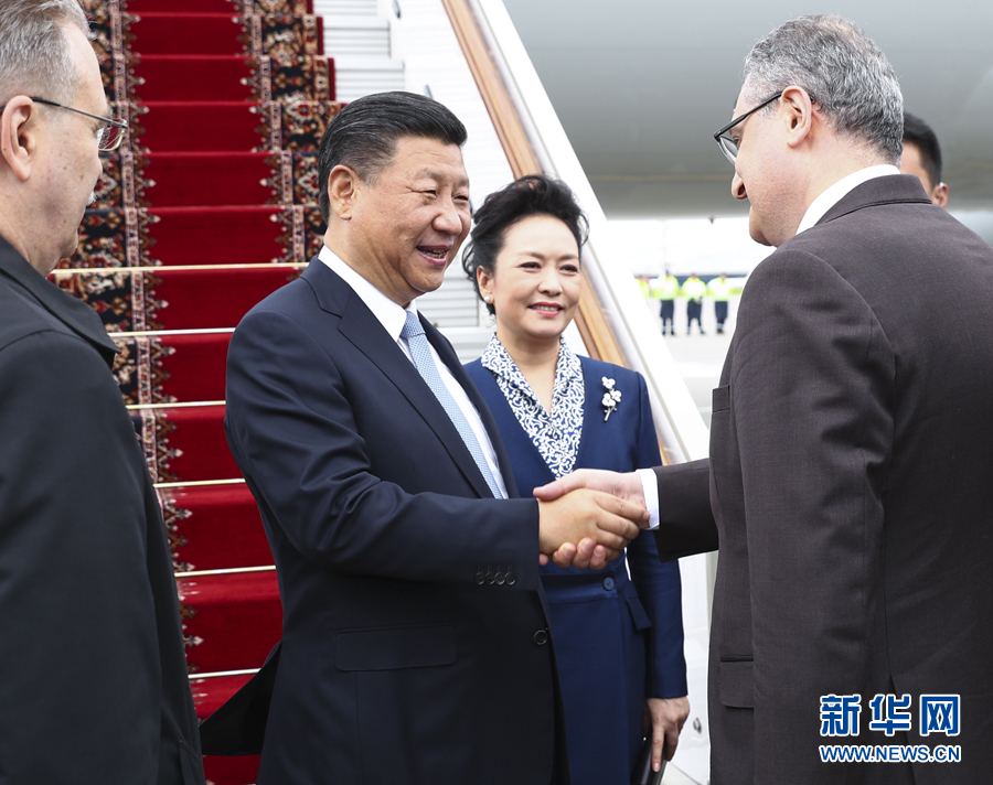 7月3日，國家主席習(xí)近平乘專機抵達莫斯科，開始對俄羅斯聯(lián)邦進行國事訪問。這是習(xí)近平和夫人彭麗媛受到俄羅斯政府高級官員熱情迎接。新華社記者 謝環(huán)馳 攝 