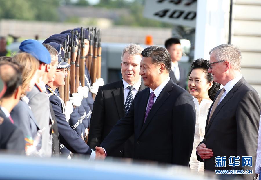 7月4日，國家主席習近平乘專機抵達柏林，開始對德意志聯(lián)邦共和國進行國事訪問。德國政府高級官員在舷梯旁迎接習近平和夫人彭麗媛。新華社記者 姚大偉 攝
