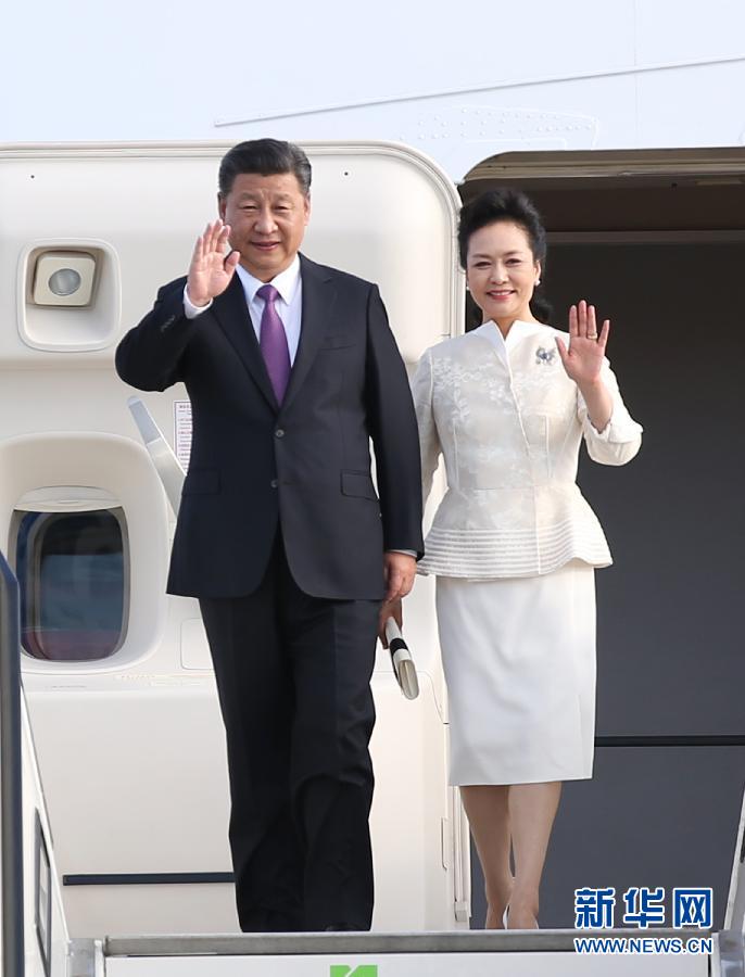 7月4日，國家主席習近平乘專機抵達柏林，開始對德意志聯(lián)邦共和國進行國事訪問。這是習近平和夫人彭麗媛步出艙門。 新華社記者 姚大偉 攝