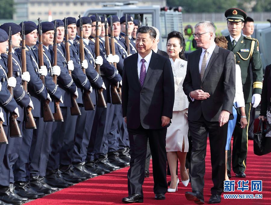 7月4日，國家主席習近平乘專機抵達柏林，開始對德意志聯(lián)邦共和國進行國事訪問。德國政府高級官員在舷梯旁迎接習近平和夫人彭麗媛。新華社記者 王曄 攝