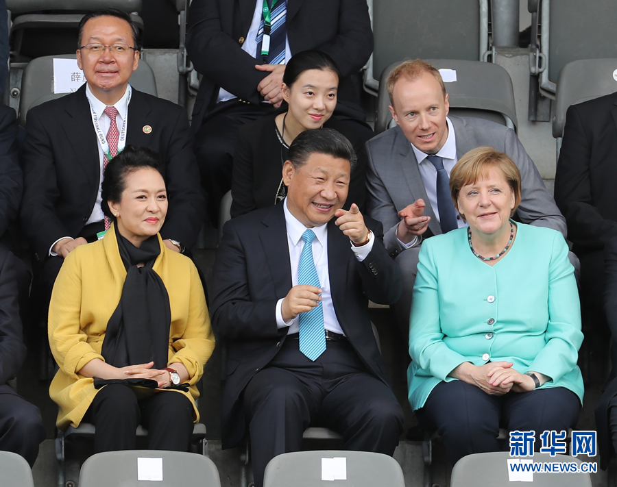 7月5日，國家主席習(xí)近平在柏林同德國總理默克爾共同觀看中德青少年足球友誼賽。這是習(xí)近平和夫人彭麗媛同默克爾在看臺(tái)上。 新華社記者 王曄攝