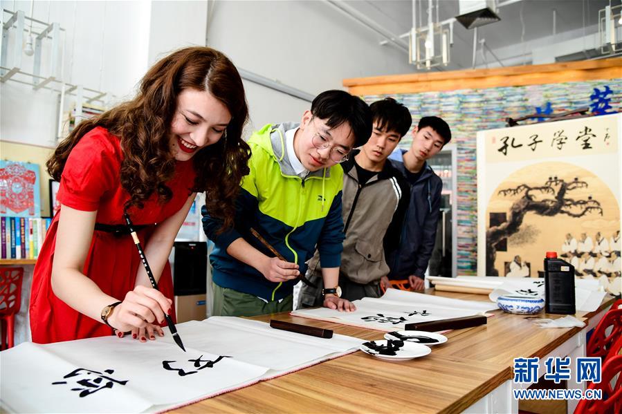 （新華全媒頭條·上合青島峰會(huì)·圖文互動(dòng)）（13）遠(yuǎn)航，揚(yáng)起“上海精神”的時(shí)代風(fēng)帆——寫在上海合作組織成員國(guó)元首理事會(huì)第十八次會(huì)議即將召開之際
