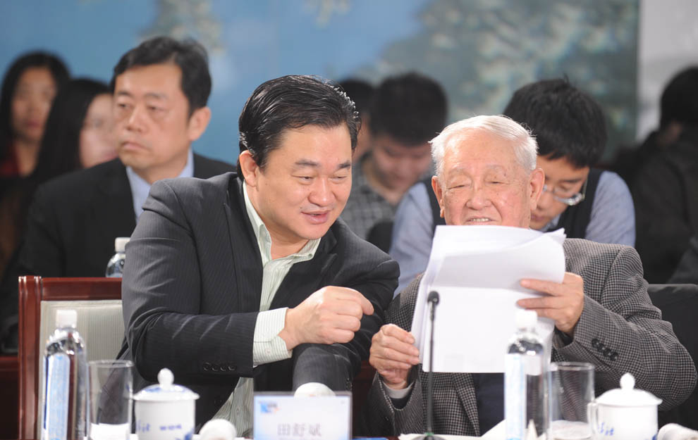 新華網(wǎng)董事長、總裁田舒斌與軍事科學院原副院長糜振玉在現(xiàn)場交流