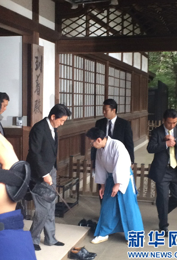 安倍為何不顧?quán)彿磳Γ瑘?zhí)意參拜？